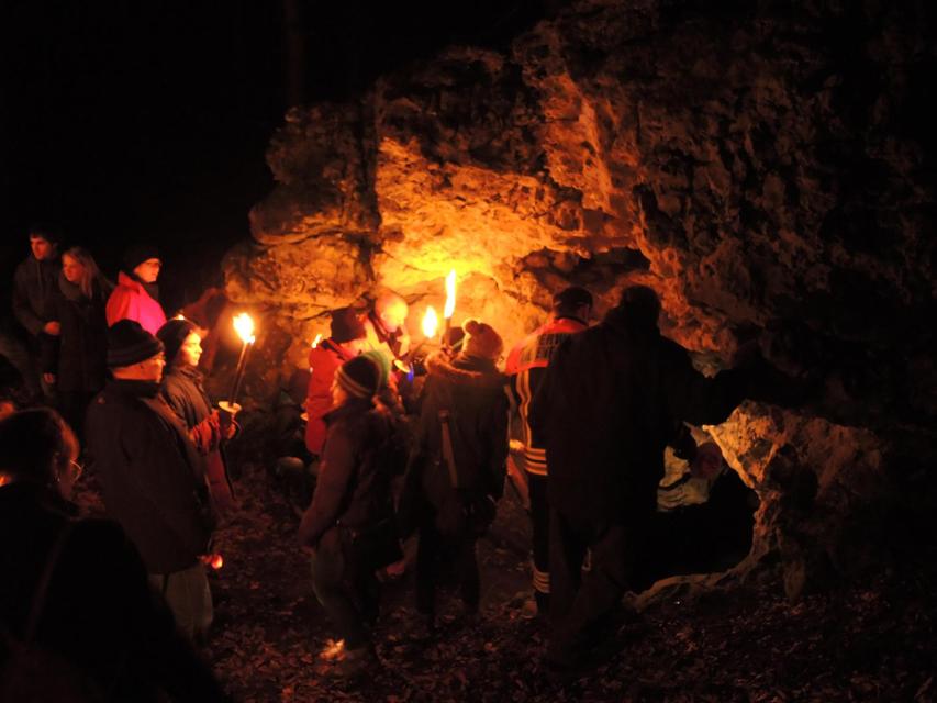 „Gemeinsam wandern durch die Winternacht“: Fackelwanderung von Tiefenellern zur Jungfernhöhle