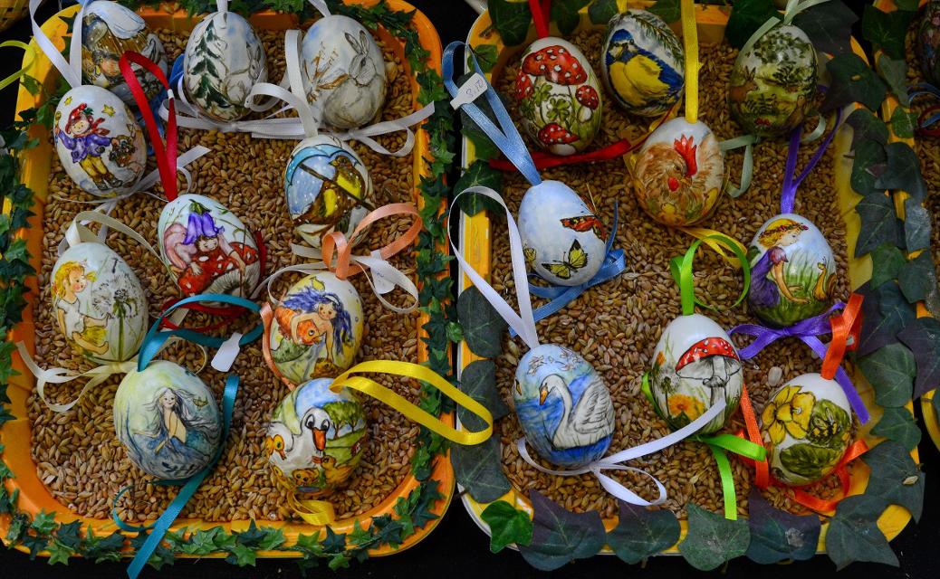 Ausstellung und Verkauf von künstlerisch gestalteten Ostereiern und Osterschmuck