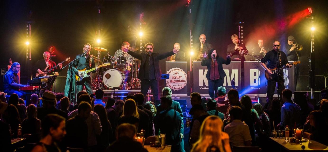 Keller Mountain Blues Band, die Formation, die seit 1985 in Oberfranken den Rhythm n Blues definiert, ist in ihrer Heimat längst eine Legende.Mit den beiden Leadsängern Nadin Albrecht und Alex Teubner, der groovigen Rhythm-Section und ihrem „Killer“-Bläsersatz ist die 11-köpfige Band ...