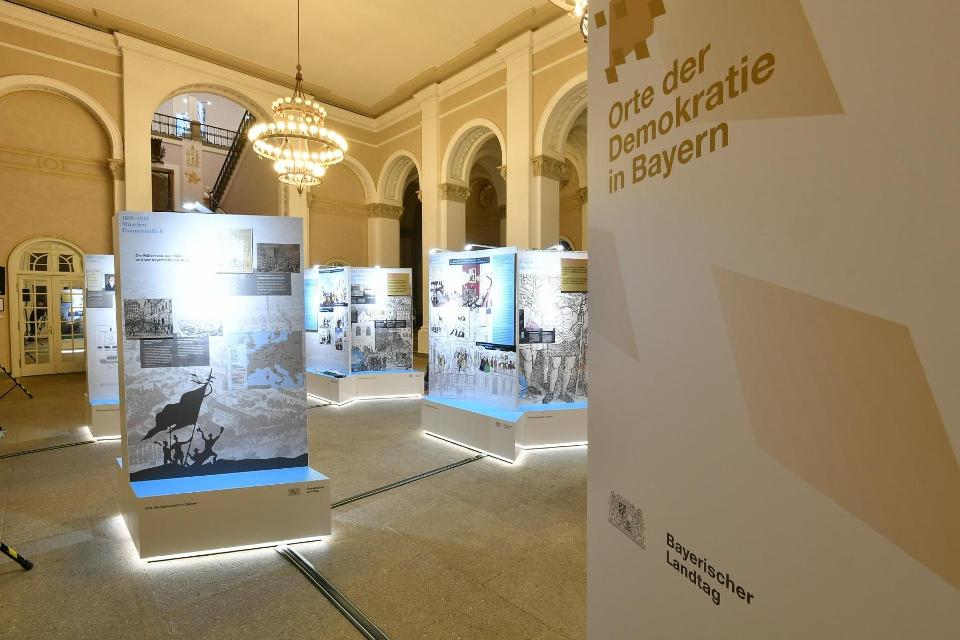 Die Ausstellung des Bayerischen Landtags - eine Reise durch unsere Demokratiegeschichte vom 30.06. bis 26.07.2023 im Rathaus Ebermannstadt