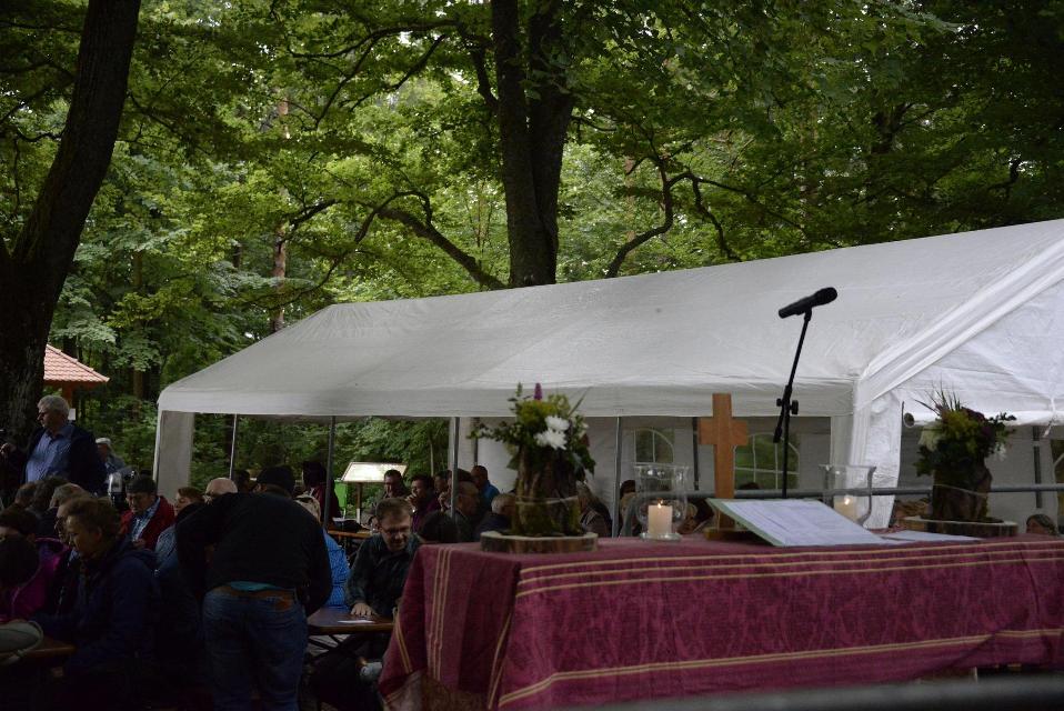Freiluft-Gottesdienst auf dem historischen Wiesenfestplatz anschl. Mittagstisch mit Musik der Stadtkapelle Velden