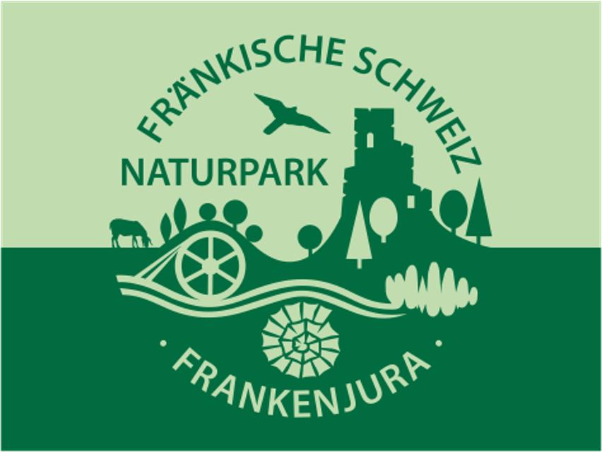 Hellgrün und dunkelgrünes Logo mit Schrift und Bildelementen.