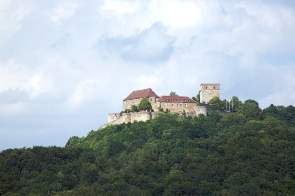 Weithin sichtbar thront die Giechburg über dem Tal mit Blick in die nördliche Fränkische Schweiz und bis nach Bamberg.
                 title=
