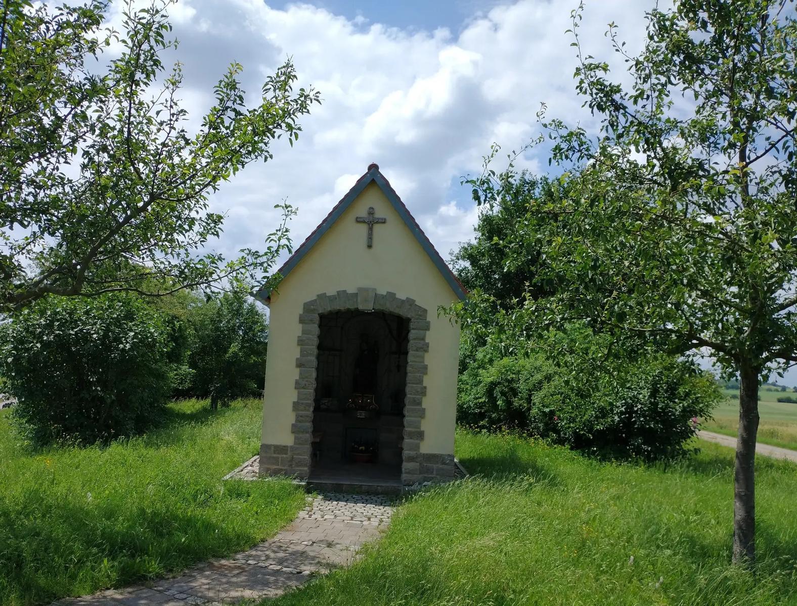 Die kleine Kapelle wurde im Jahr 2008 von den Wallfahrern errichtet und beherbergt eine Statue des St. Salvator.
                 title=