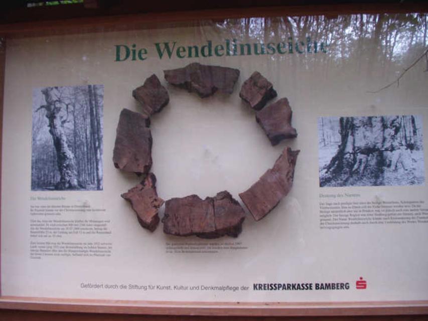 Zwischen Geisfeld und Melkendorf stand die etwa 1000-1300 Jahre alte Eiche, deren Stamm 1898 über 20m hoch und über 12,5 m breit war. 1931 wurde sie Opfer einer Brandstiftung, 1969 stürzte sie um. Seitdem sind nur noch die Reste dieses Naturmonuments zu bestaunen.