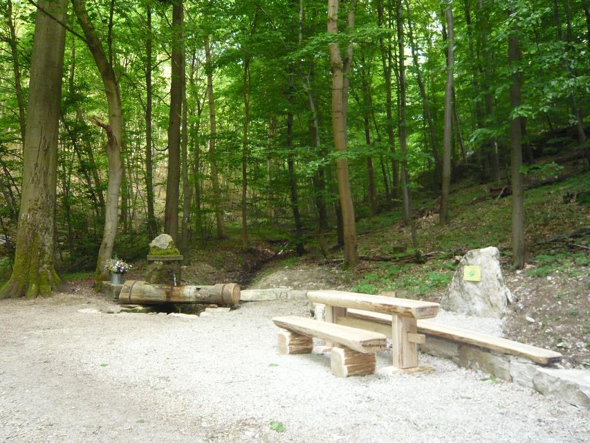 Der im Jahr 1959 erbaute Brunnen, dessen Name nicht etwa auf einem Heiligen beruht, sondern dem Otter gewidmet ist, wurde 2008 vom Obst- und Gartenbauverein Melkendorf restauriert und ist Teil des Naturerlebnisweges in Melkendorf.