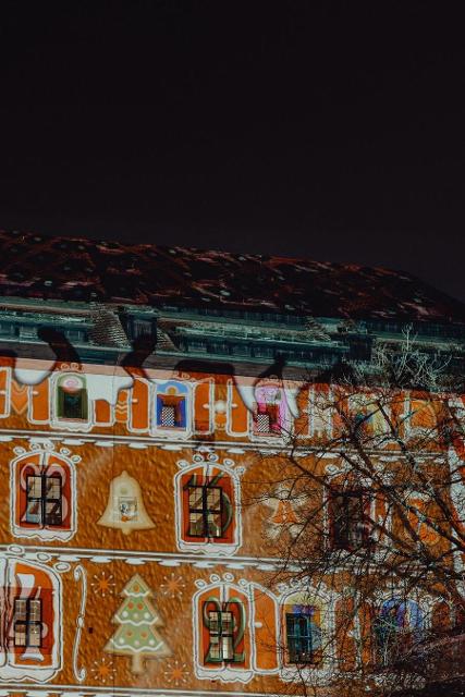 Weihnachtszauber rund um die Kaiserpfalz vom 1. bis 24. Dezember 2023Es duftet herrlich nach Glühwein und Bratwurst. Die fantasievolle Weihnachtsbeleuchtung taucht rund 20 kleine Weihnachtsbuden um die historische Kaiserpfalz in eine bezaubernde Atmosphäre. Die musikalische Untermalun...