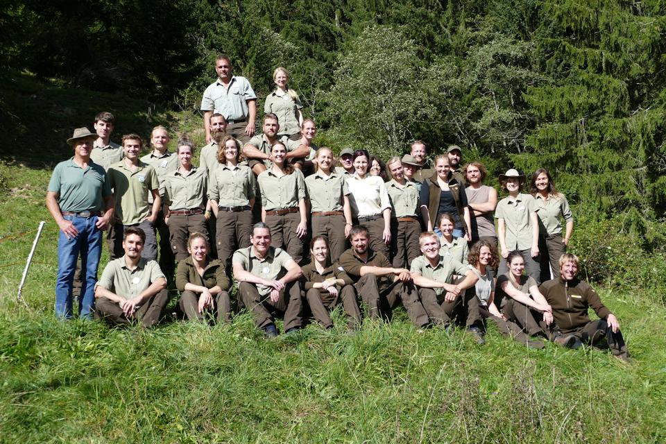 Seit September verstärken vier Ranger*innen den Naturpark Fränkische Schweiz – Frankenjura. Schon in den ersten Wochen haben sie tatkräftig bei einer Artenschutz-Aktion geholfen, mit Schülergruppen die Natur erkundet und sind Teil eines bayernweiten Netzwerks geworden.