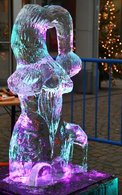 Eine Premiere auf dem Weihnachtsmarkt Forchheim: Live Eisschnitzen einer Skulptur auf dem Weihnachtsmarkt.