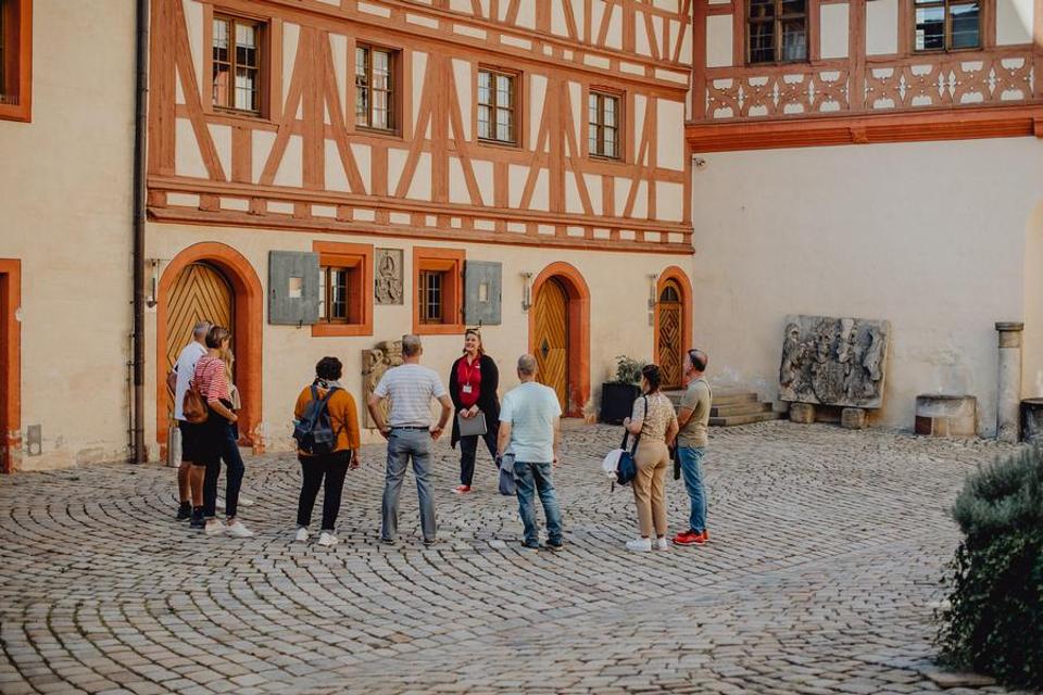 Die Stadt Forchheim wird auch Königsstadt genannt! Möchten Sie wissen warum? Unsere Gästeführer/innen nehmen Sie mit auf einen Rundgang durch die historische Altstadt und der mehr als 1200 Jahre alten Geschichte Forchheims. Sie reisen in eine längst vergangene Zeit und entdecken Highlights der...