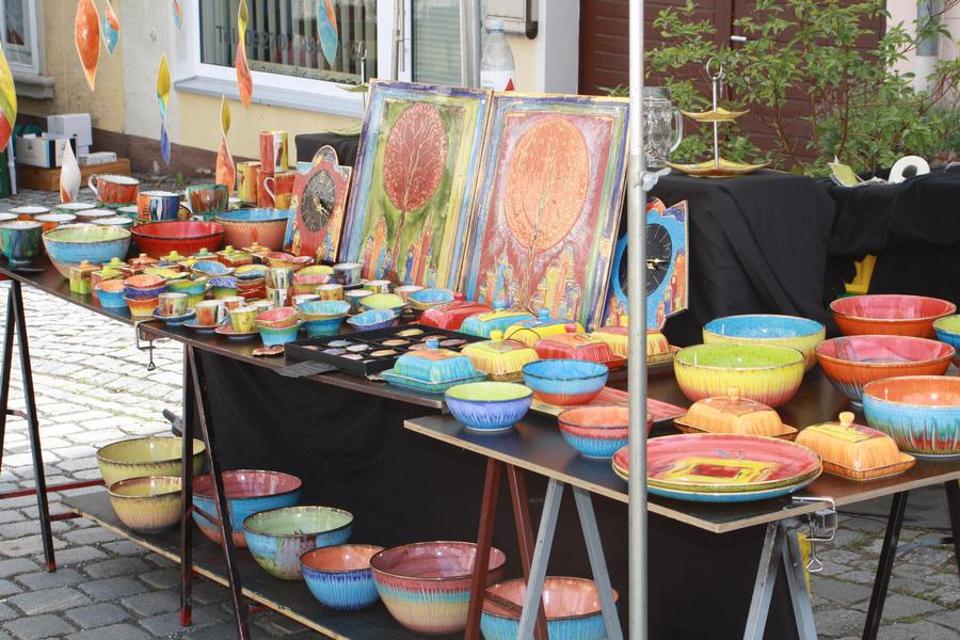 Rund 30 Marktstände bieten in der historischen Altstadt von Creußen selbstgefertigte Keramik vom Alltagsgeschirr bis hin zur modernen Kunst