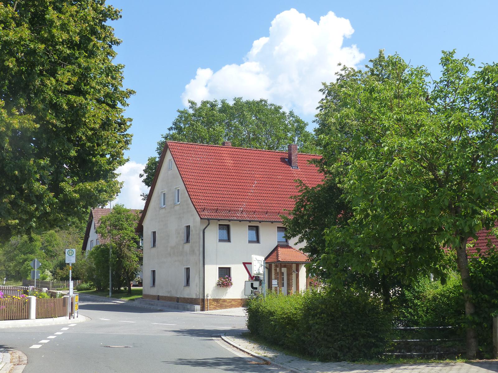Das Dorf in der Wiesentalb ist ein Gemeindeteil des Marktes Gößweinstein. Es befindet sich etwa dreieinhalb Kilometer südwestlich von Gößweinstein auf 498 m ü. NHN.