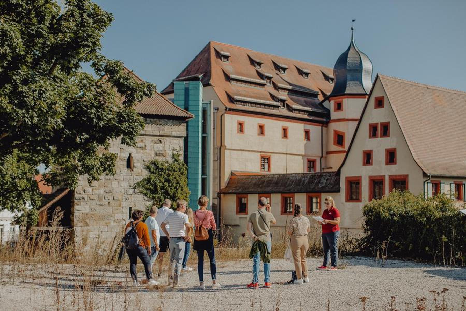 Die Stadt Forchheim wird auch Königsstadt genannt! Möchten Sie wissen warum? Unsere Gästeführer/innen nehmen Sie mit auf einen Rundgang durch die historische Altstadt und der mehr als 1200 Jahre alten Geschichte Forchheims. Sie reisen in eine läng...