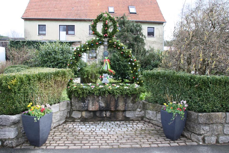 Im Wiesenttaler Ortsteil Störnhof finden Sie einen sehr liebevoll geschmückten Osterbrunnen.
                 title=