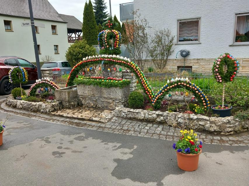 Geschmückt wird der Brunnen vom Fränkische Schweiz Verein Leutenbach