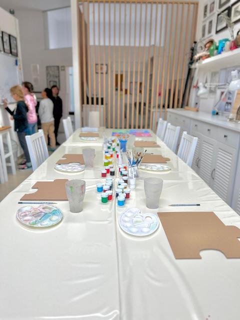 Workshop für Kinder 6+ und Jugendliche: Abstraktes Streifenbild mit Acrylfarben malen. Erschaffe beeindruckende abstrakte Streifenbilder mit Acrylfarben in unserem Workshop!