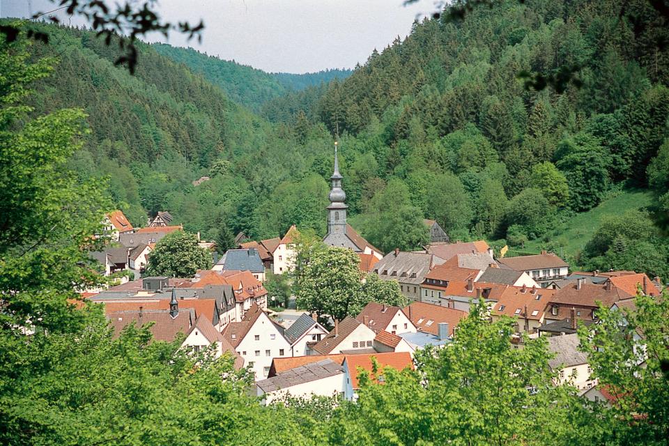 Als einziger Luftkurort im Landkreis Kulmbach, und malerisch eingebettet in die Täler zweier Forellenbäche, strahlt Wirsberg Behaglichkeit und Geborgenheit aus.