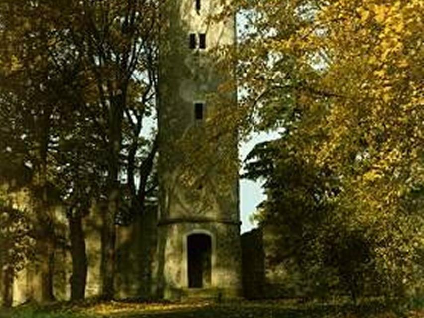 Turm im Stadtpark Theresienstein. Teil einer Anlage, die die Illusion einer verfallenen mittelalterlichen Burg erzeugen sollte.