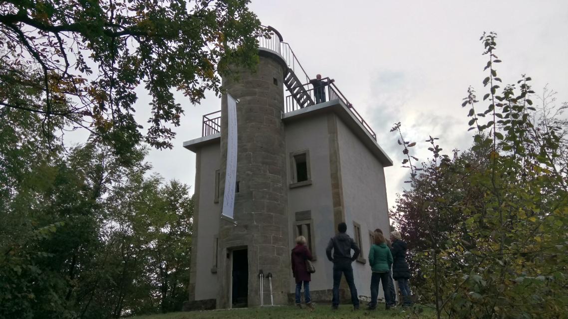 Der 8 Meter hohe Aussichtsturm "Schau dich um" am Patersberg lädt in der Tat auf 528 Meter ü. NN zum Umschauen ein. Er ist zu Fuß über verschiedene Wanderwege, unter anderem den FrankenwaldSteig, erreichbar.