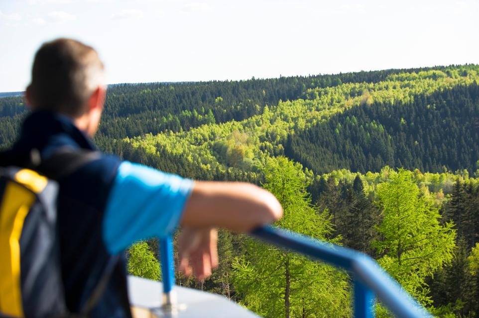 Aussichtsturm unmittelbar am Grünen Band, der ehemaligen innerdeutschen Grenze, mit Blick weit ins Thüringische Land. Früher das 