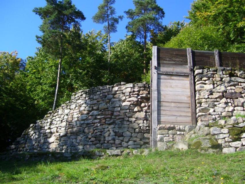 Steinbefestigungsanlage aus der Urnenfelderzeit zwischen Gehülz und Mitwitz. Die Heunischenburg ist zu Fuß über verschiedene Wanderwege erreichbar.