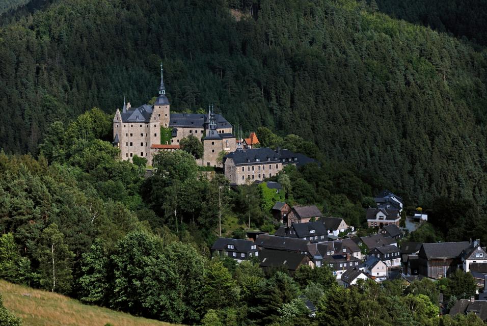 Man munkelt, dass Burg Lauenstein der bevorzugte Aufenthaltsort der "Weißen Frau" ist...Die malerische Schieferburg liegt ganz im Norden des Frankenwaldes, in der Fränkischen Rennsteigregion.
