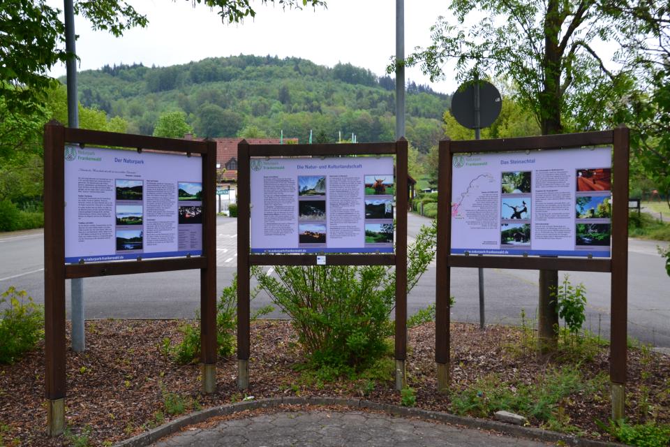 Der Informationspunkt am Campingplatz Stadtsteinach informiert &uuml;ber die diversen Sehensw&uuml;rdigkeiten im Naturpark und speziell die des Steinachtals.
                 title=
