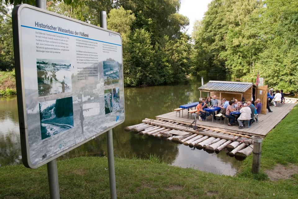 Der Flößerverein Neuses 1899 e. V. veranstaltet Floßfahrten für Jedermann auf den Spuren eines einst für die Region bedeutenden Wirtschaftszweiges.