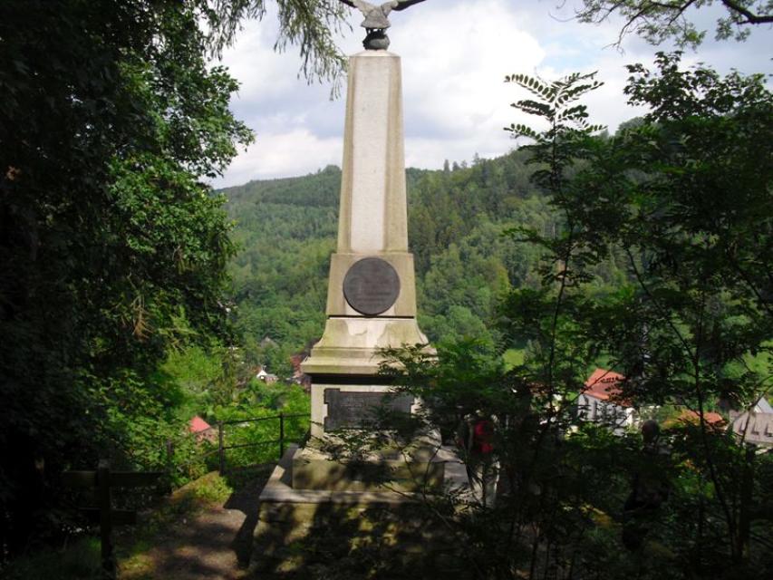Erstes Kaiserdenkmal Bayerns auf der Theresienhöhe. Zu Fuß über verschiedene Wanderwege erreichbar, unter anderem über das FrankenwaldSteigla Goldener-Falk-Weg.