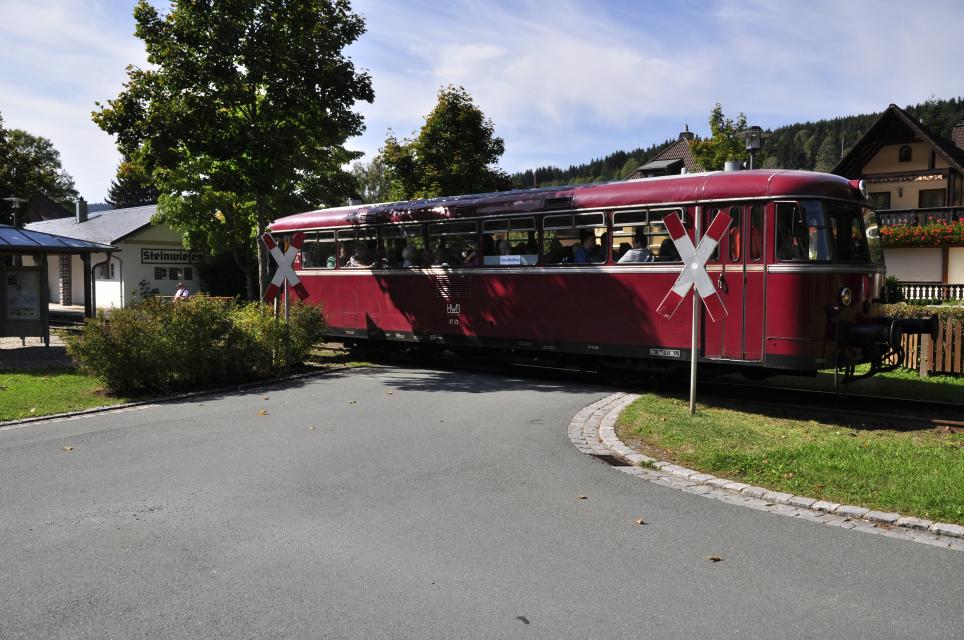 Der rote Schienenbus der Rodachtalbahn fährt auf der Strecke Steinwiesen - Nordhalben.
