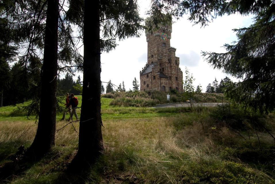 Der Altvaterturm auf dem Wetzstein ist ein Mahnmal gegen Vertreibung, eine Erinnerungs- und Begegnungsstätte, ein Ort der Versöhnung und ein touristisches Schaufenster am südöstlichen Rennsteig. Er ist über verschiedene Wanderwege erreichbar.