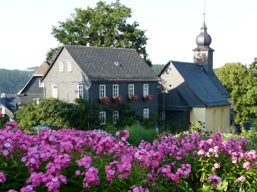 Hoch oben im Norden von Bayern, unmittelbar an der ehemaligen innerdeutschen Grenze, liegt ein echter Geheimtipp für Gartenfreunde.