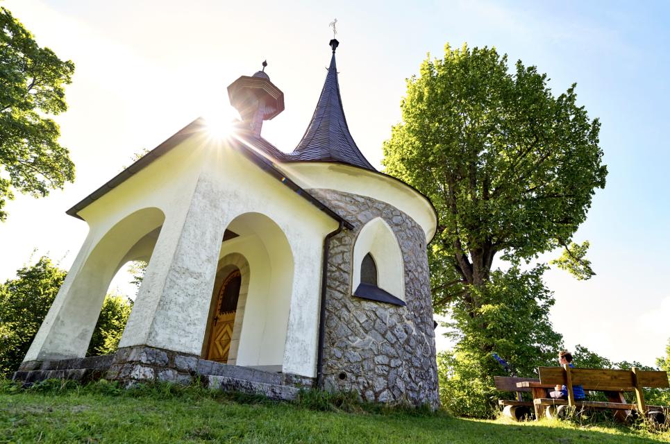 Die Schloßbergkapelle liegt idyllisch auf dem Schloßberg oberhalb von Wallenfels.