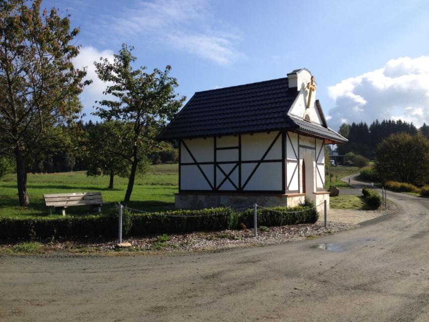 Die Kapelle in Hinterrehberg liegt direkt an verschiedenen Wanderwegen, zum Beispiel am FrankenwaldSteigla Durchs Rehbachtal.
                 title=