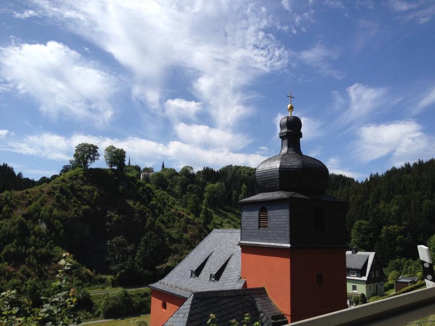 Die evangelische Jubilate-Kirche liegt im Ortsteil Grund von Nordhalben, direkt am FrankenwaldSteigla Der Kirchgänger.