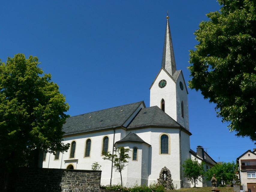 Die katholische Pfarrkirche St. Bartholomäus liegt direkt am FrankenwaldSteigla Der Kirchgänger und entstand schon im 15. Jahrhundert.