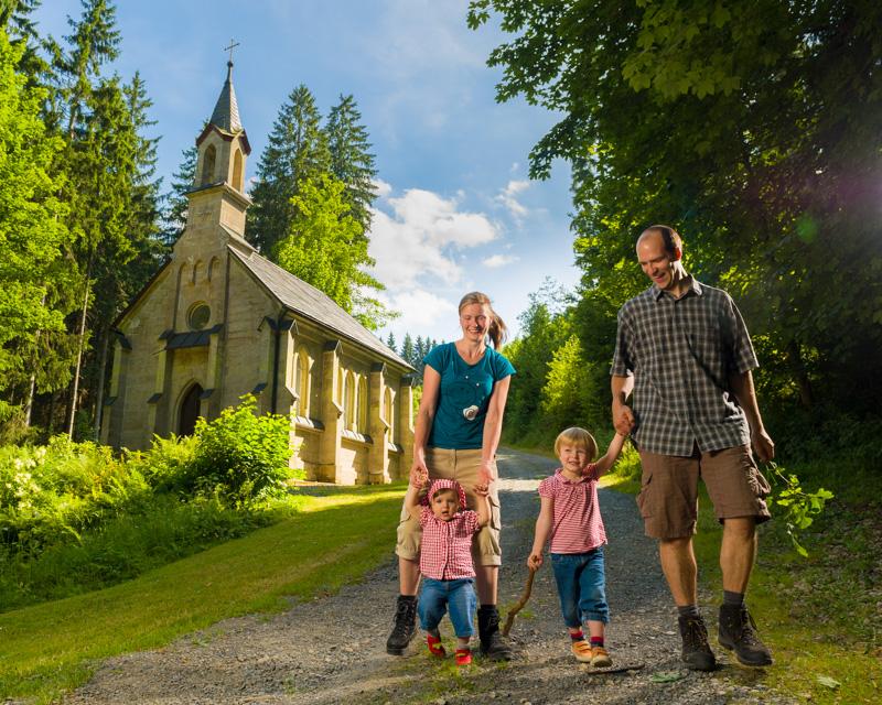 Die Kremnitzkapelle ist über Wanderwege in etwa 1 Stunde von Teuschnitz aus zu erreichen. Sie liegt idyllisch oberhalb des Kremnitztales. Entfernung von Teuschnitz ca. 2,5 km
