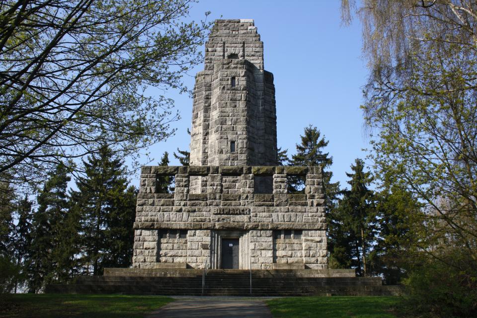 Der 1914 errichtete, 25 Meter hohe Bismarckturm auf dem Rosenbühl mit achteckigem Grundriss hat einen Durchmesser von 7,2 Metern. Er ist nur in den Sommermonaten geöffnet.