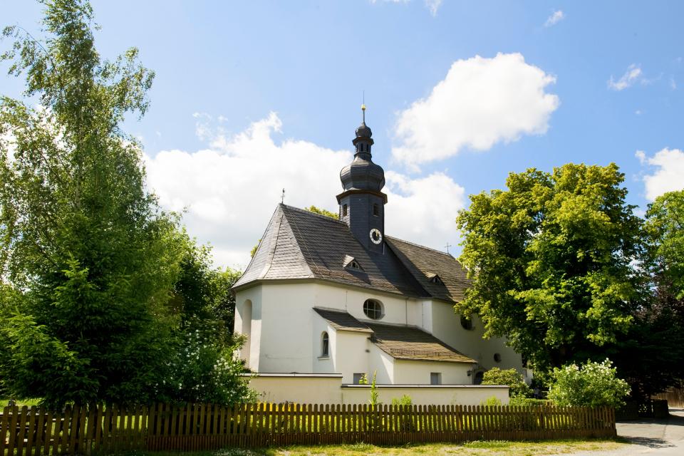 Die evangelische Kirche befindet sich mitten im Ort unter alten Eichen und Ulmen.