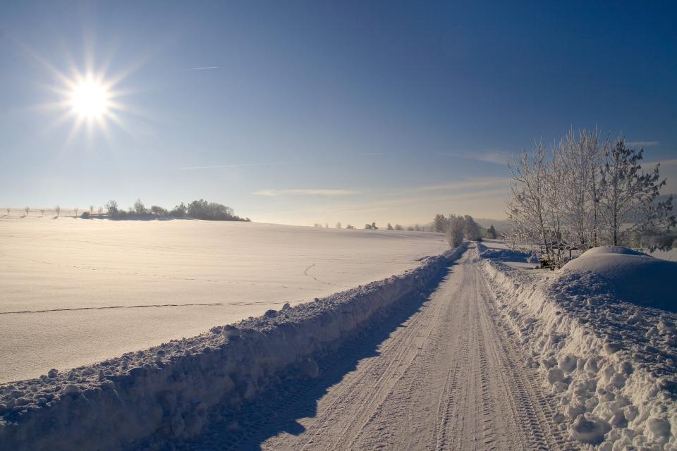 Markierter Winter-Rundwanderweg am Döbraberg.
