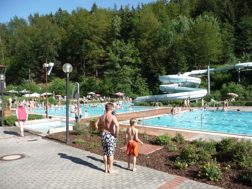 Badespaß und Rutschvergnügen pur gibt es im Sommerbad Wirsberg.