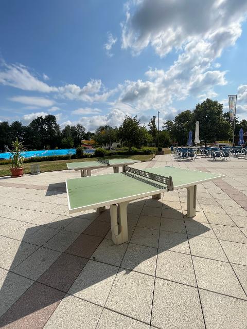 Das Bild zeigt 2 Tischtennisplatten am Freibad.
