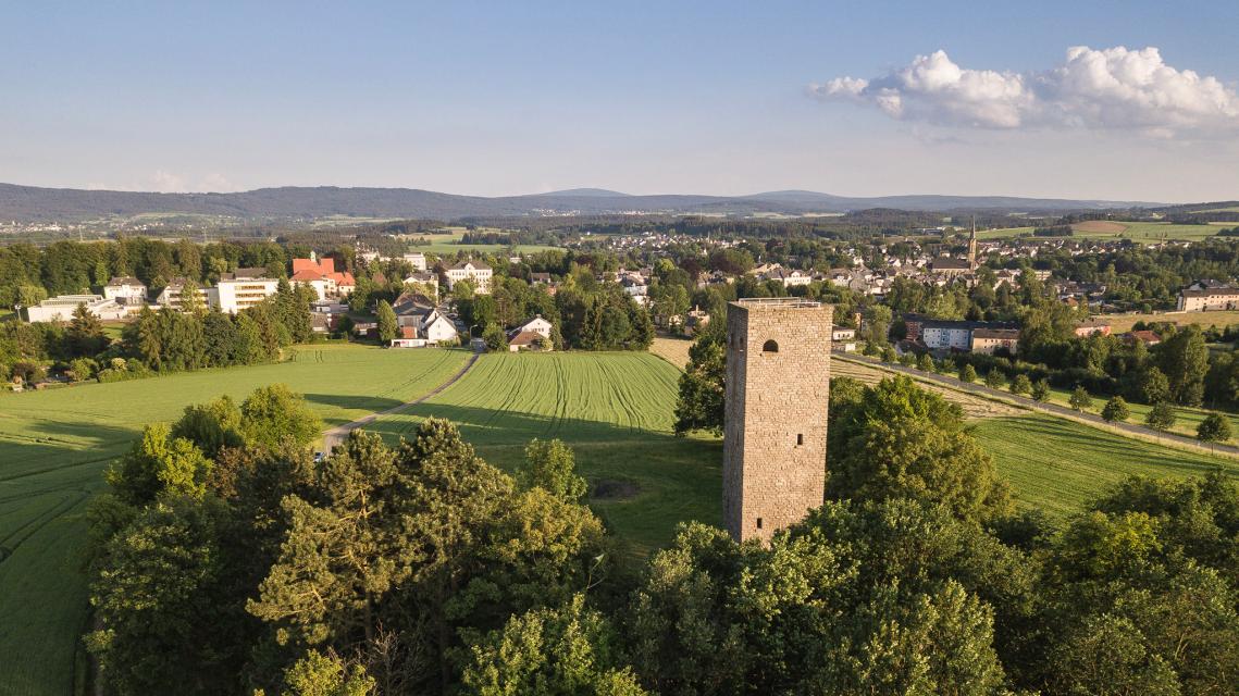 Am nördlichen Stadtrand von Münchberg befindet sich der Aussichtsturm am Rohrbühl, von dem man über das Münchberger Hügelland in den Frankenwald und das Fichtelgebirge blicken kann.
                 title=