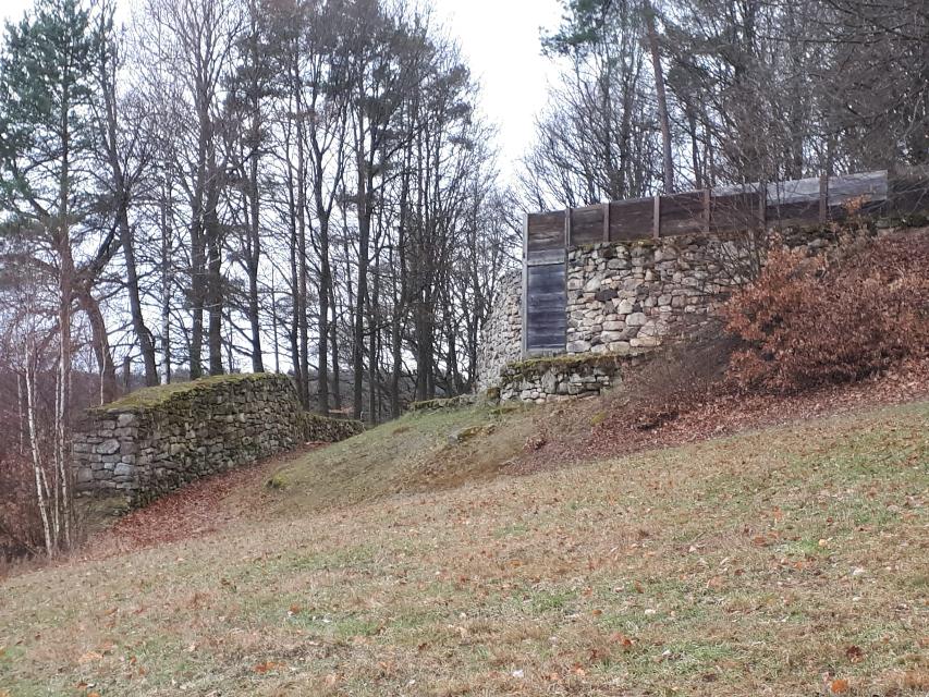 Ein Wanderweg in die Urnenfelderzeit - zur ältesten aus Stein gebauten Befestigungsanlage nördlich der Alpen.