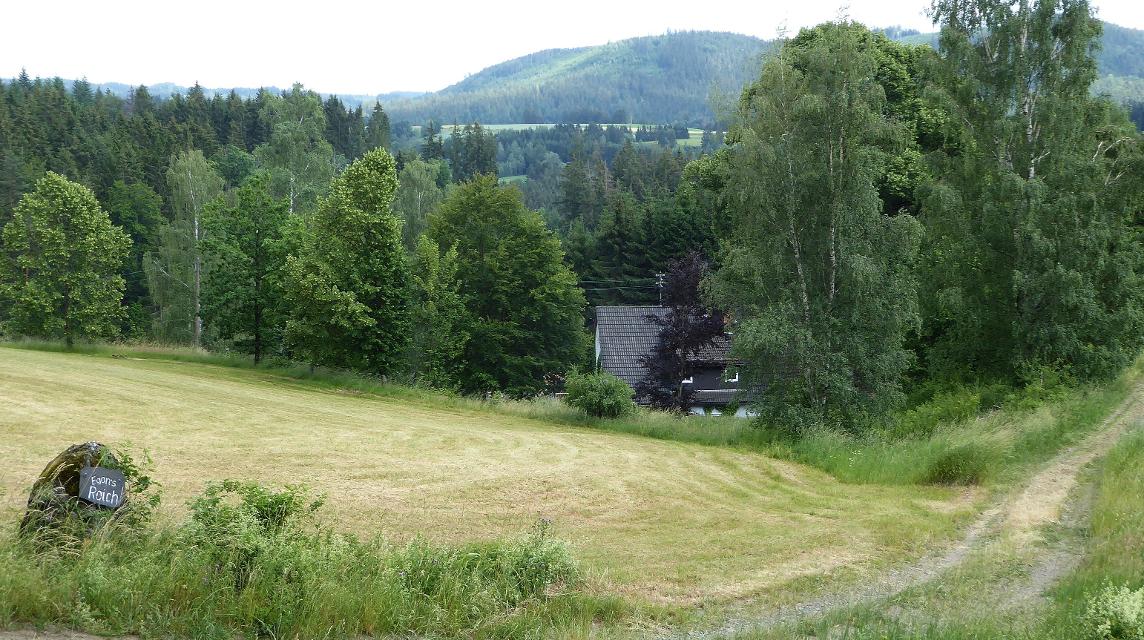 Kleine Dörfer und Höfe prägen die Höhen westlich von Schwarzenbach amWald. Wer diese Streusiedlungen durchwandert, wird mit einer abwechslungsreichen Tour erleben.