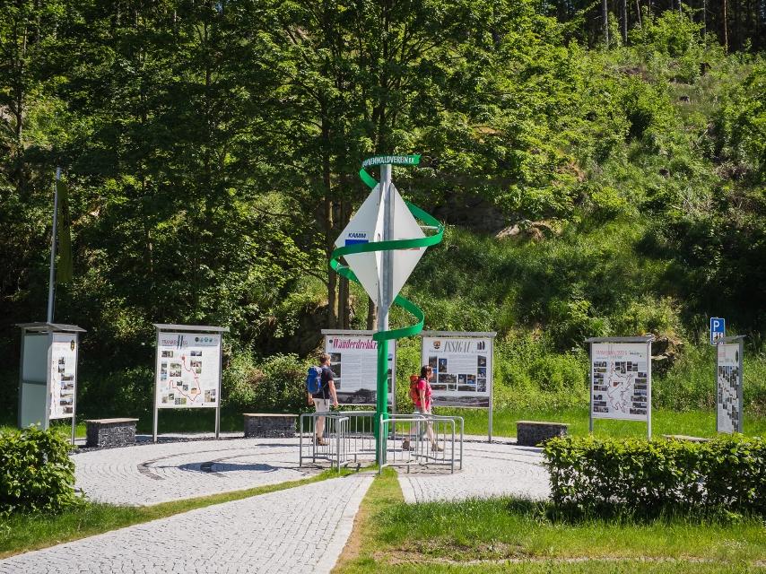 Der Rennsteig ist der wohl bekannteste Wanderweg Deutschlands. Auf den ersten 40 km führt er vom Deutschen Wanderdrehkreuz/Blankenstein durch den Frankenwald nach Spechtsbrunn.