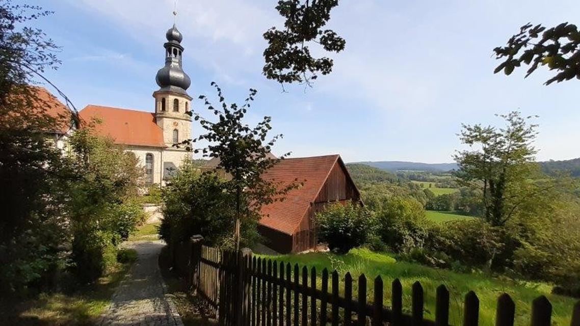 Die Wanderung beginnt in der Ortsmitte von Tennach beim Wirtshaus Rangabauer. Mit vielen landschaftlichen Wechseln führt er nach Trebgast und zurück. 