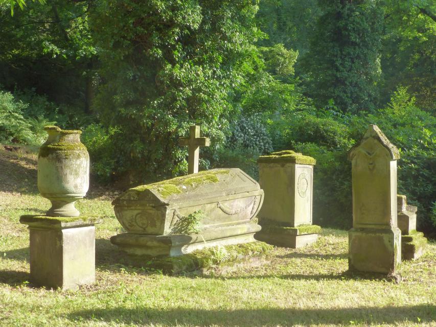 Der alte Kulmbacher Friedhof an der Nikolaikirche ist heute eine romantische Parkanlage mit historischen Gräbern und Denkmälern.