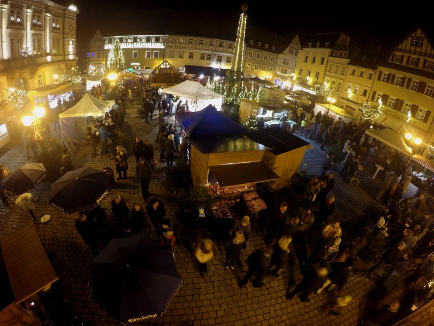 Am 1. Adventswochenende ist die historische Altstadt Kulmbachs mit ihren verwinkelten Gassen wieder die Kulisse für ein vorweihnachtliches Markttreiben.
                 title=