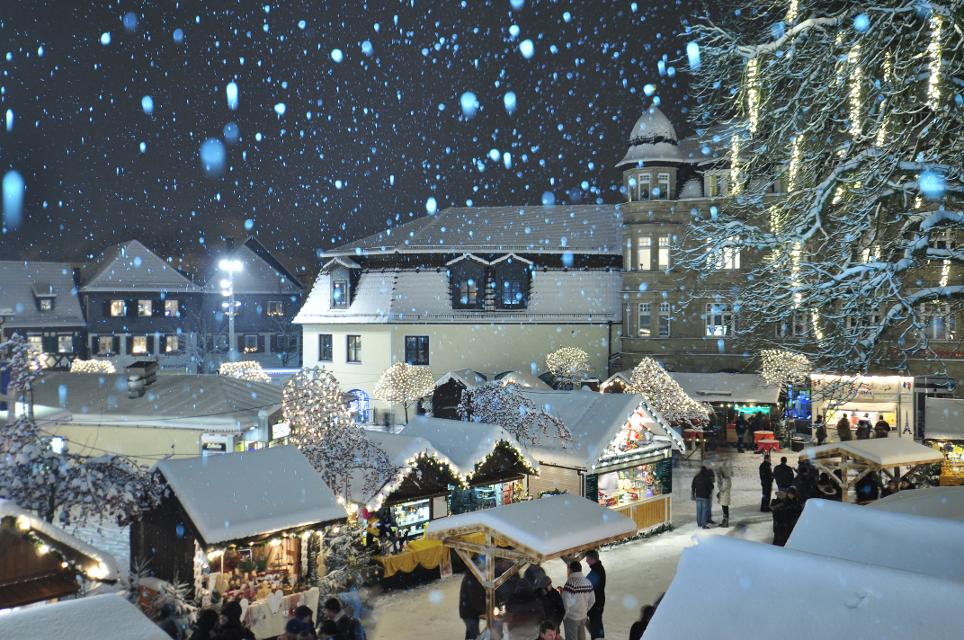Rund um den Hussitenplatz findet an allen vier Adventswochenenden wieder der romantische und urige Weihnachtsmarkt statt.